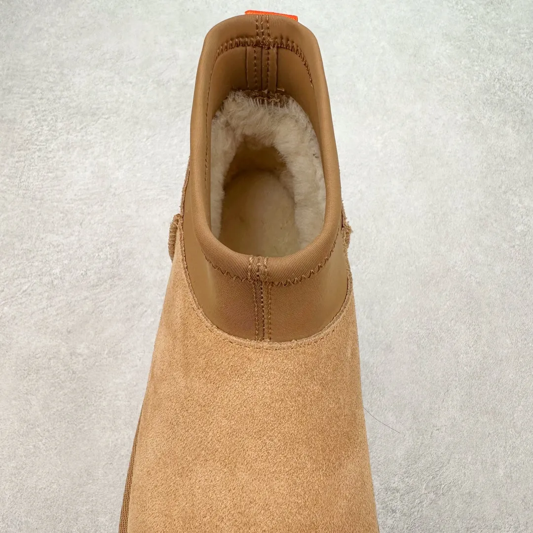 Pick up locally💰520 UGG 8170 classic autumn and winter sheepskin and fur integrated snow boots. Private order price and ingenious positioning. Direct supply from Sangpo eight-year-old factory. Reject high profits. Differentiate pig-killing version. Longfeng A-grade Australian imported sheepskin and fur integrated. Fully follow the ZP process. OEM original pattern maker. Adhere to no original shoes and no development options. Pay attention to every detail. The most authentic version on the market. TREADLITE "light wing" technology outsole. Lightweight/durable/flexible/pile-type suede upper, fine skin-friendly recycled polyester fiber piping, comfortable and easy to care for, good warmth retention, UGG plush™ lining and insole, soft and skin-friendly, comfortable and warm, classic shoe shape with lightweight thick sole, stable and fashionable for autumn and winter street style, Treadlite by UGG light wing outsole, light cushioning, reducing the burden on your feet, comfortable and lightweight, helping you to play easily all day long. Size: 35 36 37 38 39 40 41 Coding: by3936000